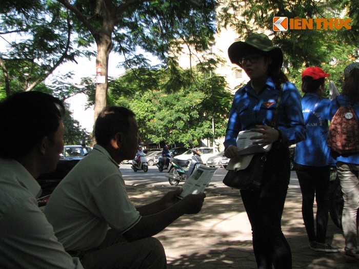 Lực lượng phát  tờ rơi quảng cáo, tuyển sinh tiếp cận với phụ huynh thí sinh từ rất sớm. Ghi nhận bên ngoài điểm thi ĐH Bách khoa- Hà Nội.